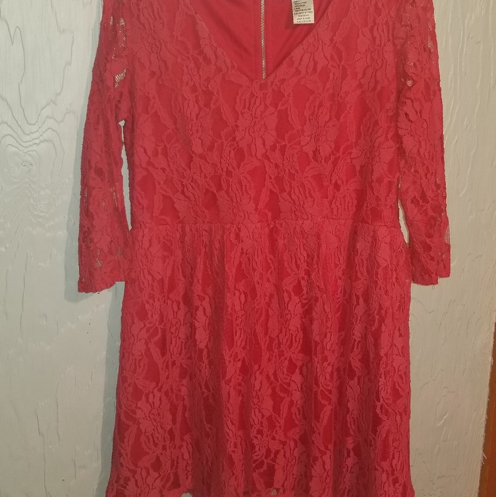 Lace v-neck dress with 3/4 sleeves